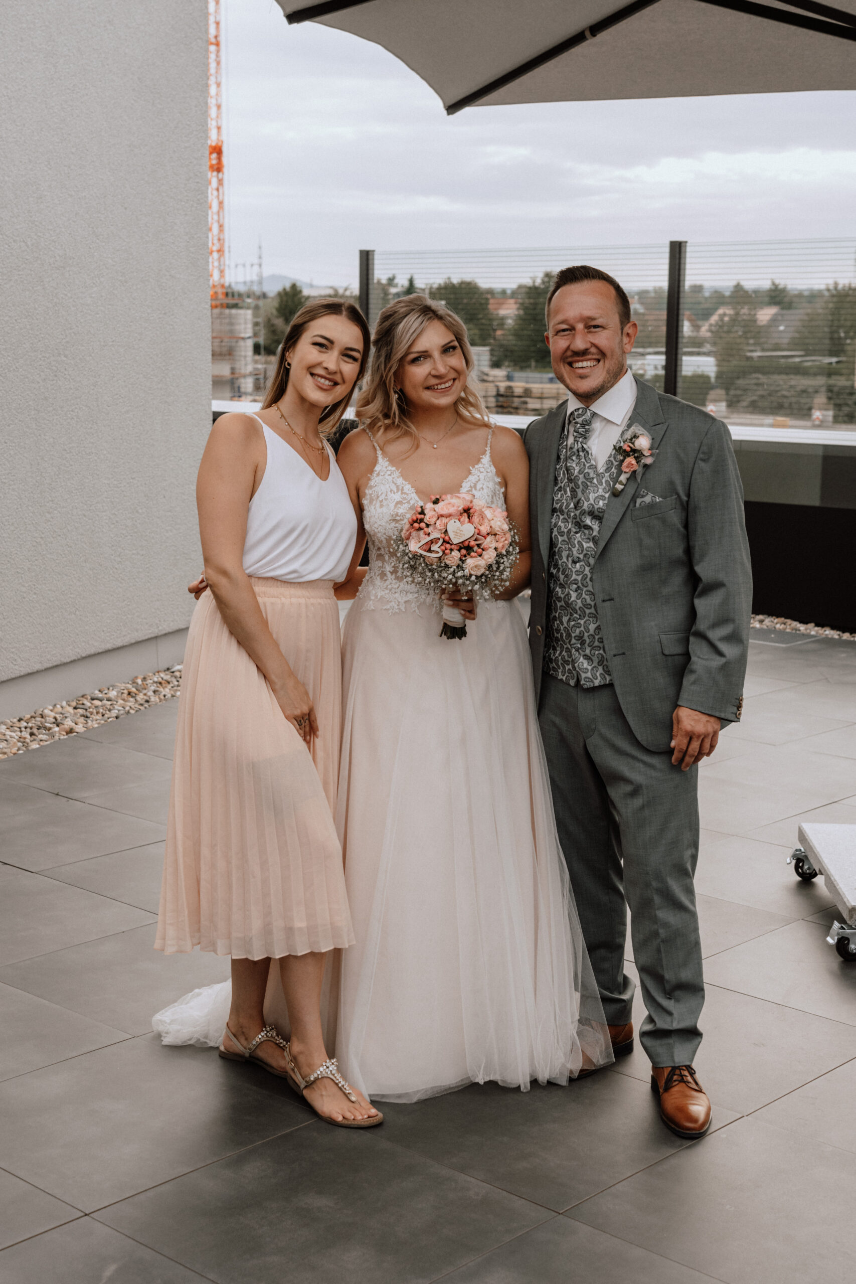 Hochzeitsplanerin mit Brautpaar in Location Karlsruhe Stuttgart Pforzheim
