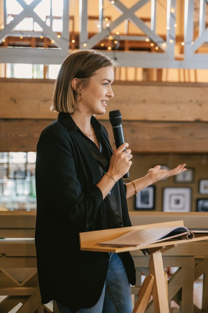 Traurednerin Jennifer Di Sazio in Konstanz hält Rede Trauung
