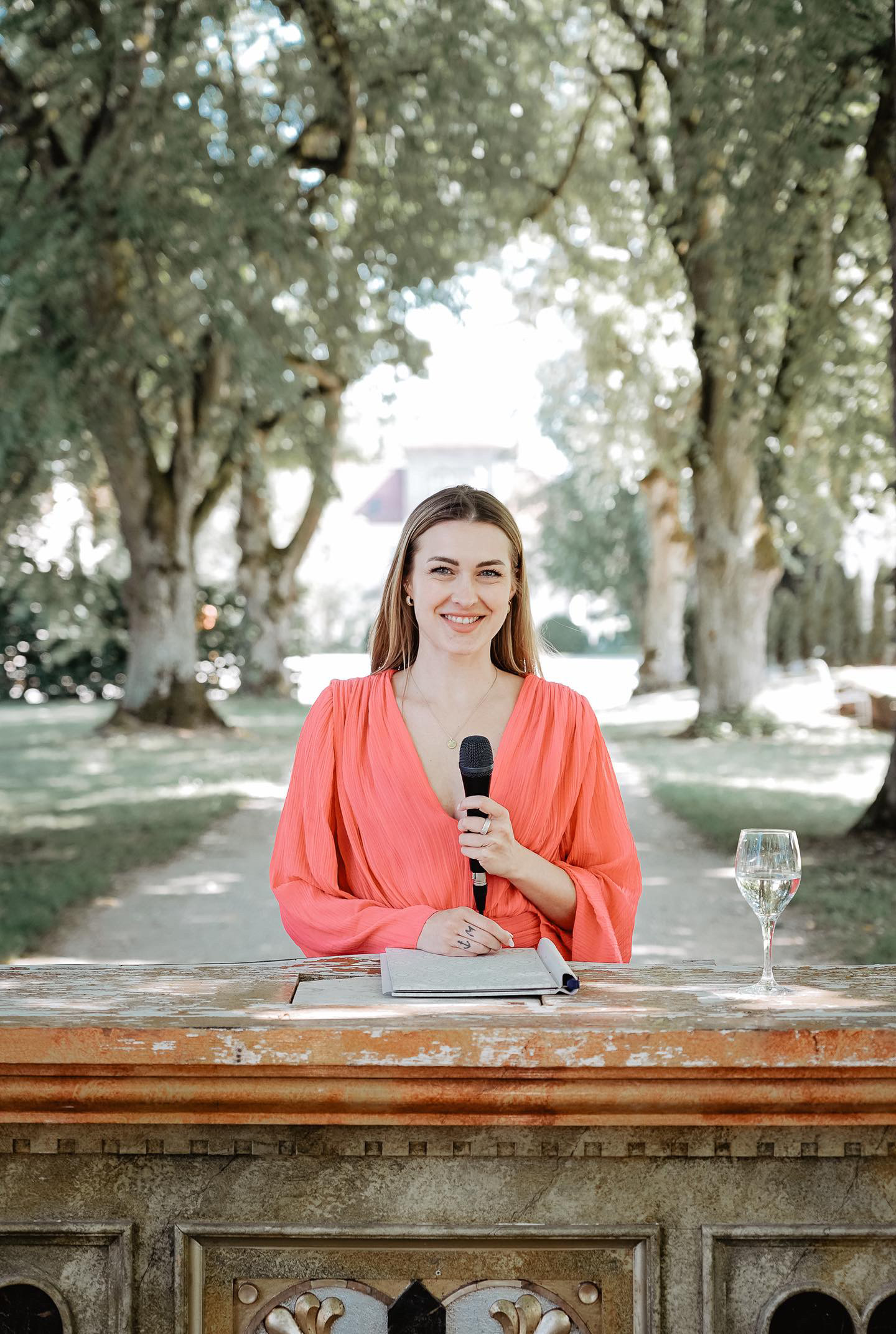 Traurednerin Jennifer Di Sazio während Trauung in Ulm Jevadi Weddings